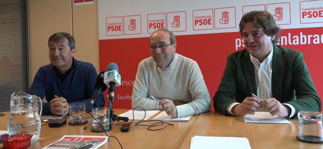 El Secretario General del PSOE de Fuenlabrada (en el centro) junto con el alcalde de la ciudad (derecha) y el Secretario de Organización local (izquierda) en rueda de prensa.