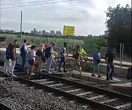 Pasajeros afectados por la avería en Tavernes de la Valldigna.