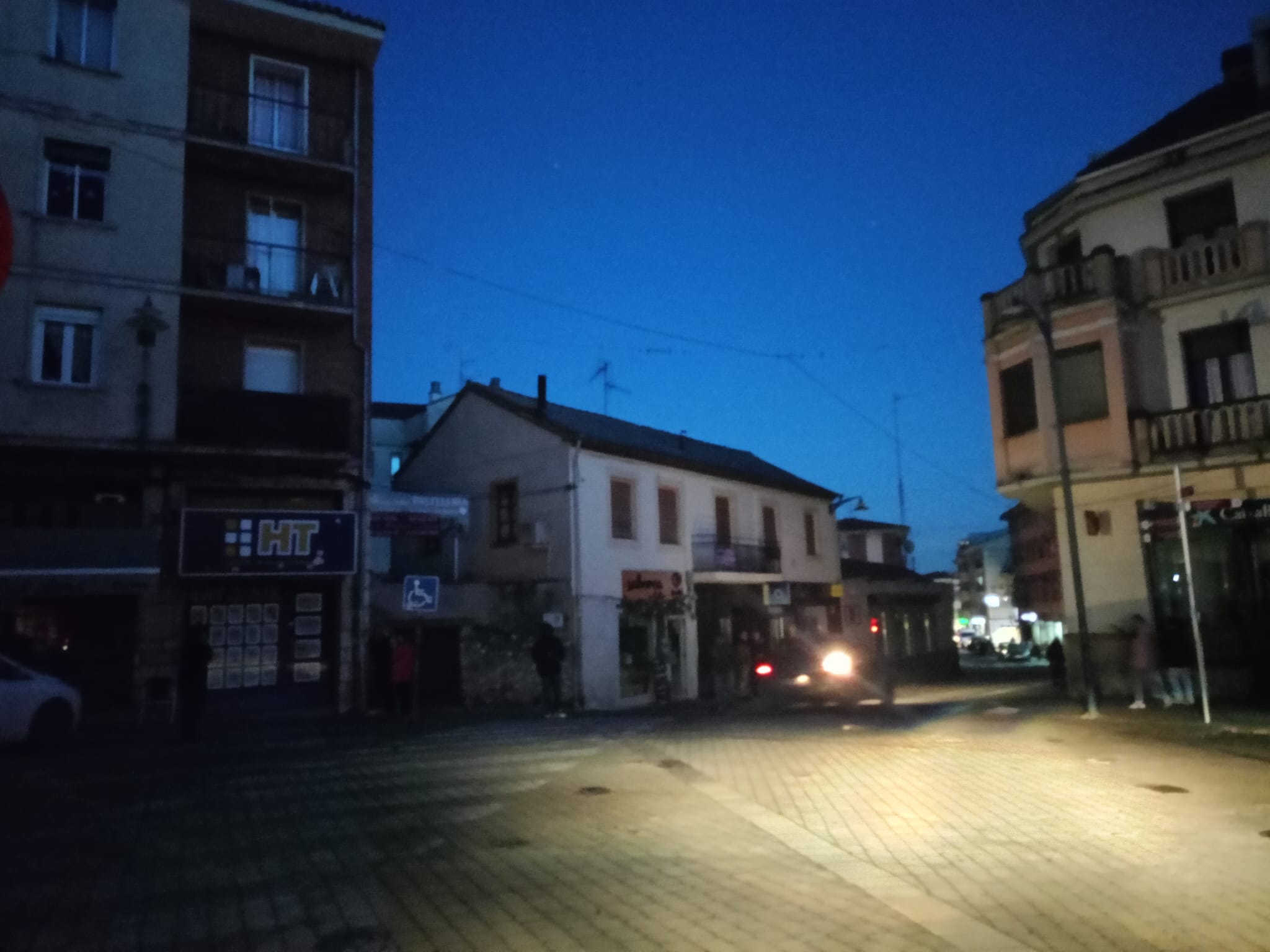 Plaza de los Coches de Cuéllar sin luz y al fondo, la calle Resina si mantenía el suministro