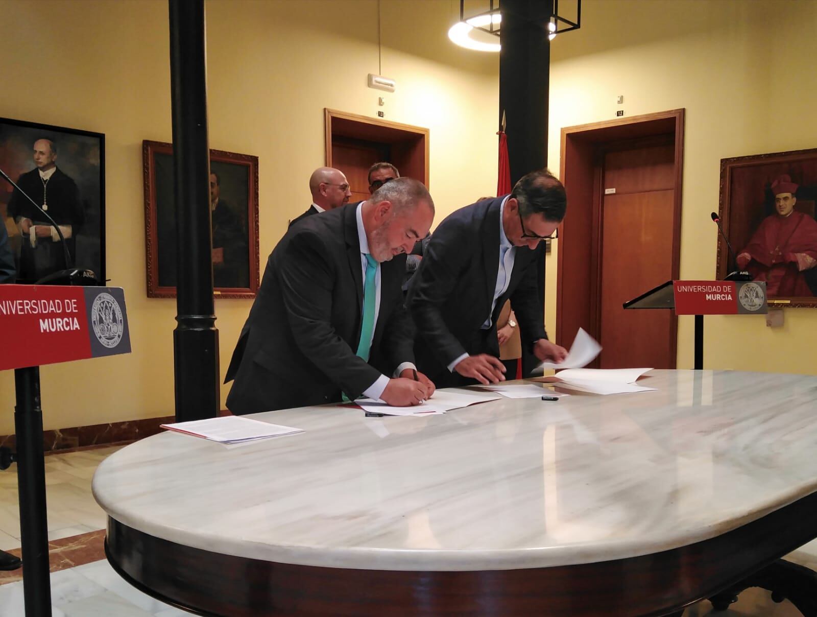 Momento de la firma de la cátedra por Justo Moreno, director de Relaciones Institucionales de AstraZeneca en España (izquierda) y José Luján, rector de la UMU (derecha)