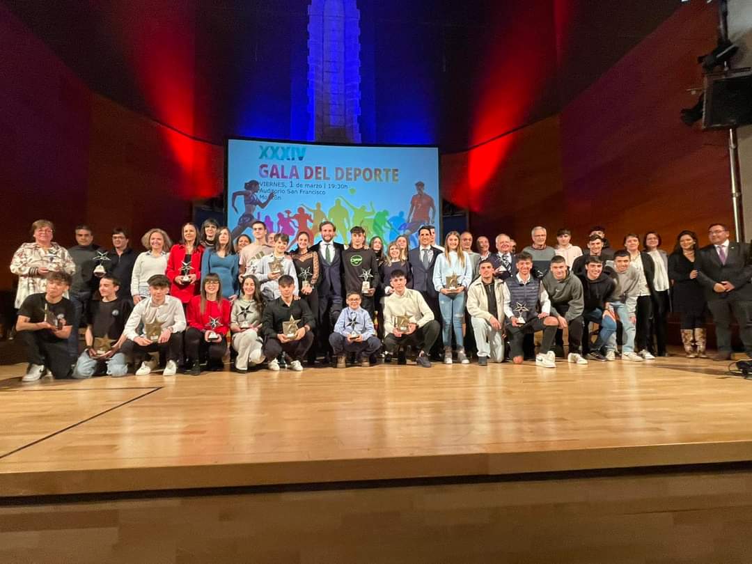Foto de familia de los deportistas premiados