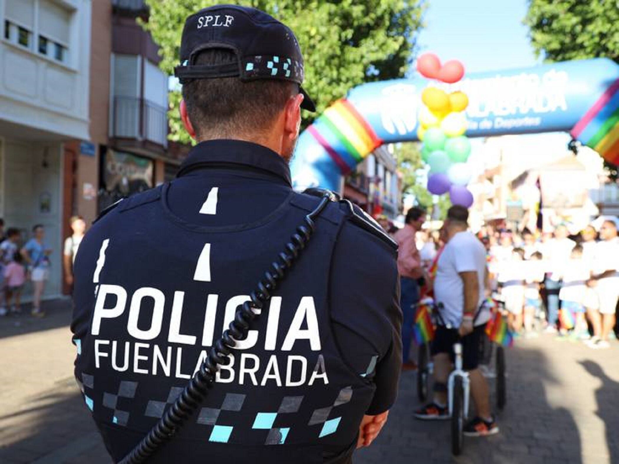 Un Policía Local de Fuenlabrada en su labor de vigilancia durante una carrera popular en la ciudad.
