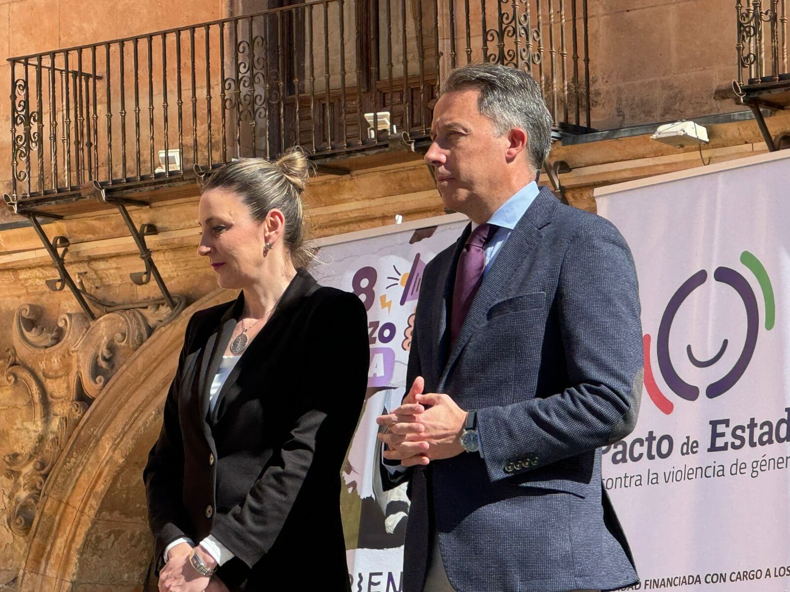 Más de un centenar de lorquinos se han congregado en la plaza de España para celebrar el Día Internacional de la Mujer