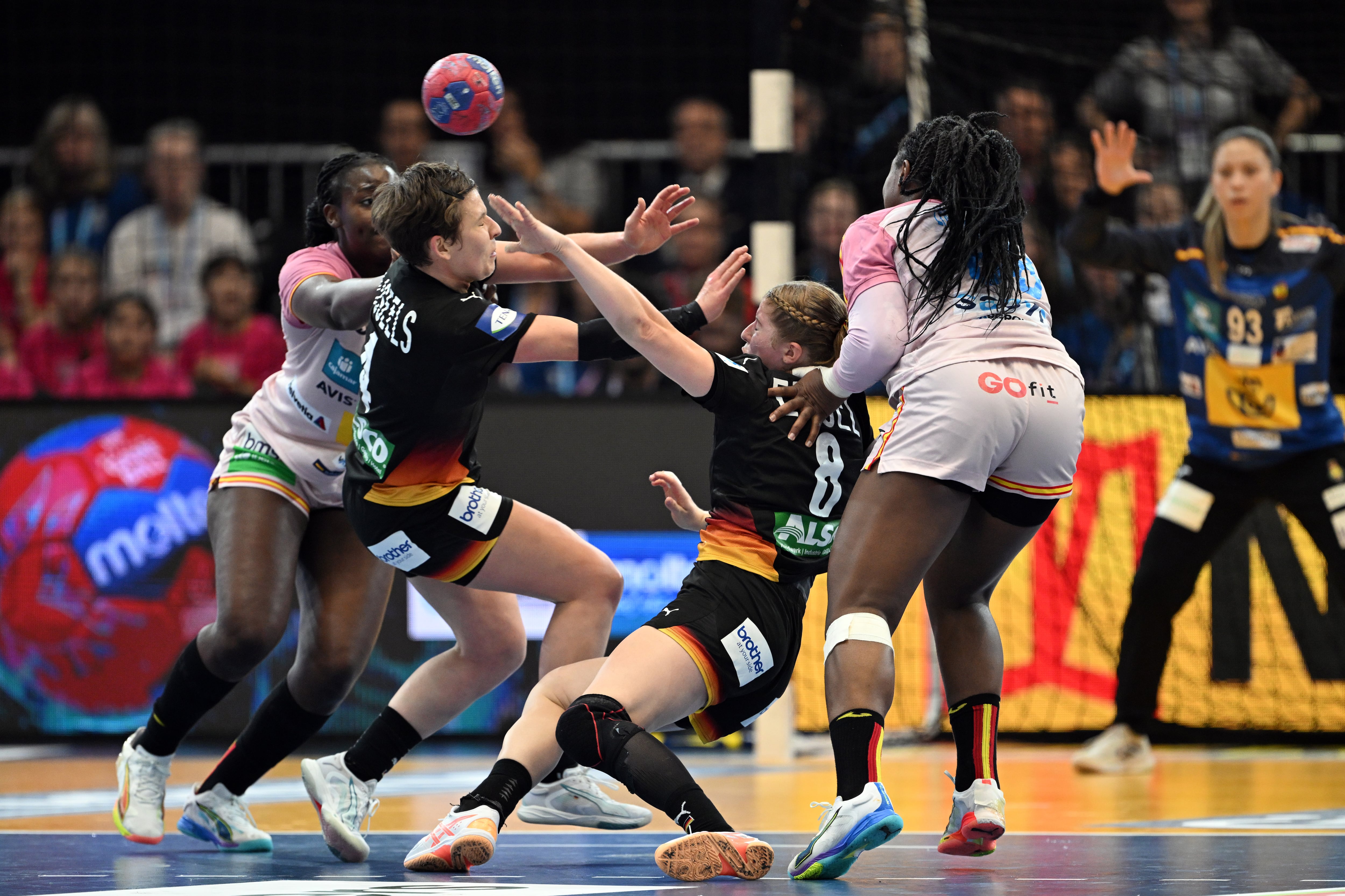 Las jugadoras de España y Alemania, durante su partido en el Mundial