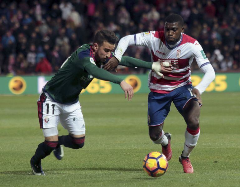 El delantero del Osasuna Alejandro Berenguer y el centrocampista francés del Granada Jeremie Boga, durante el partido de la decimoctava jornada de Liga que disputan en el estadio Nuevo Los Cármenes