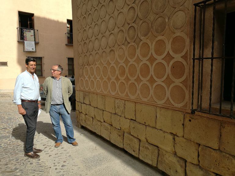 El director de San Quirce Rafael Cantalejo (i) junto al delegado territorial Javier López Escobar durante la presentación de las obras llevadas a cabo en San Quirce