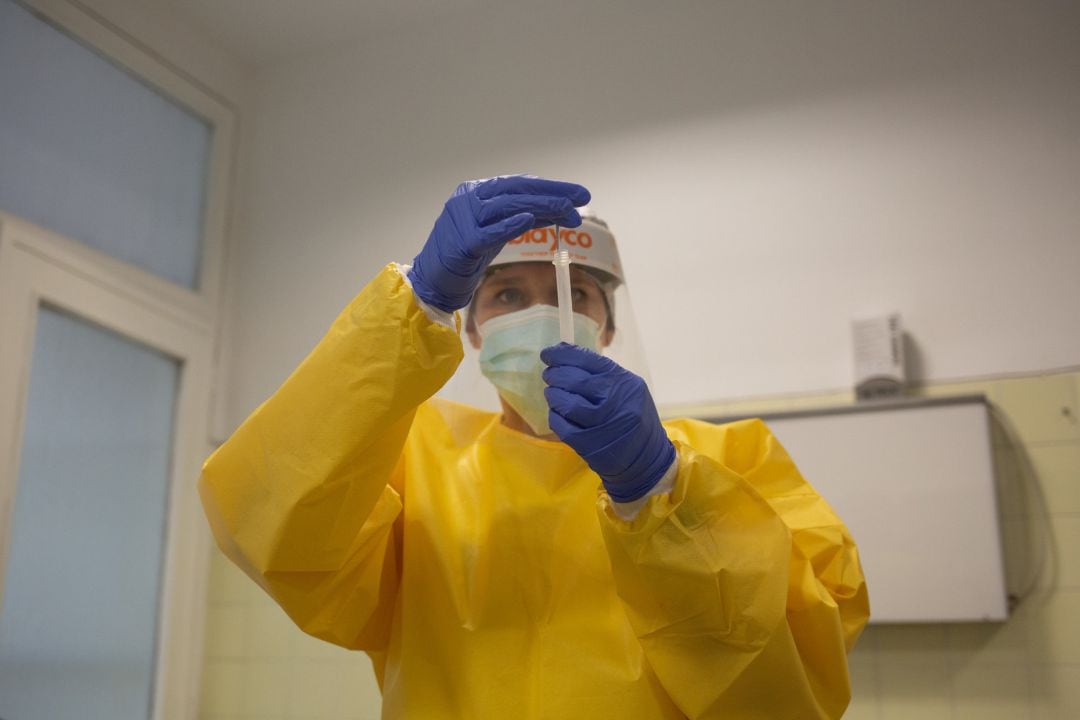 Una técnico de laboratorio practica un test de antígenos. 