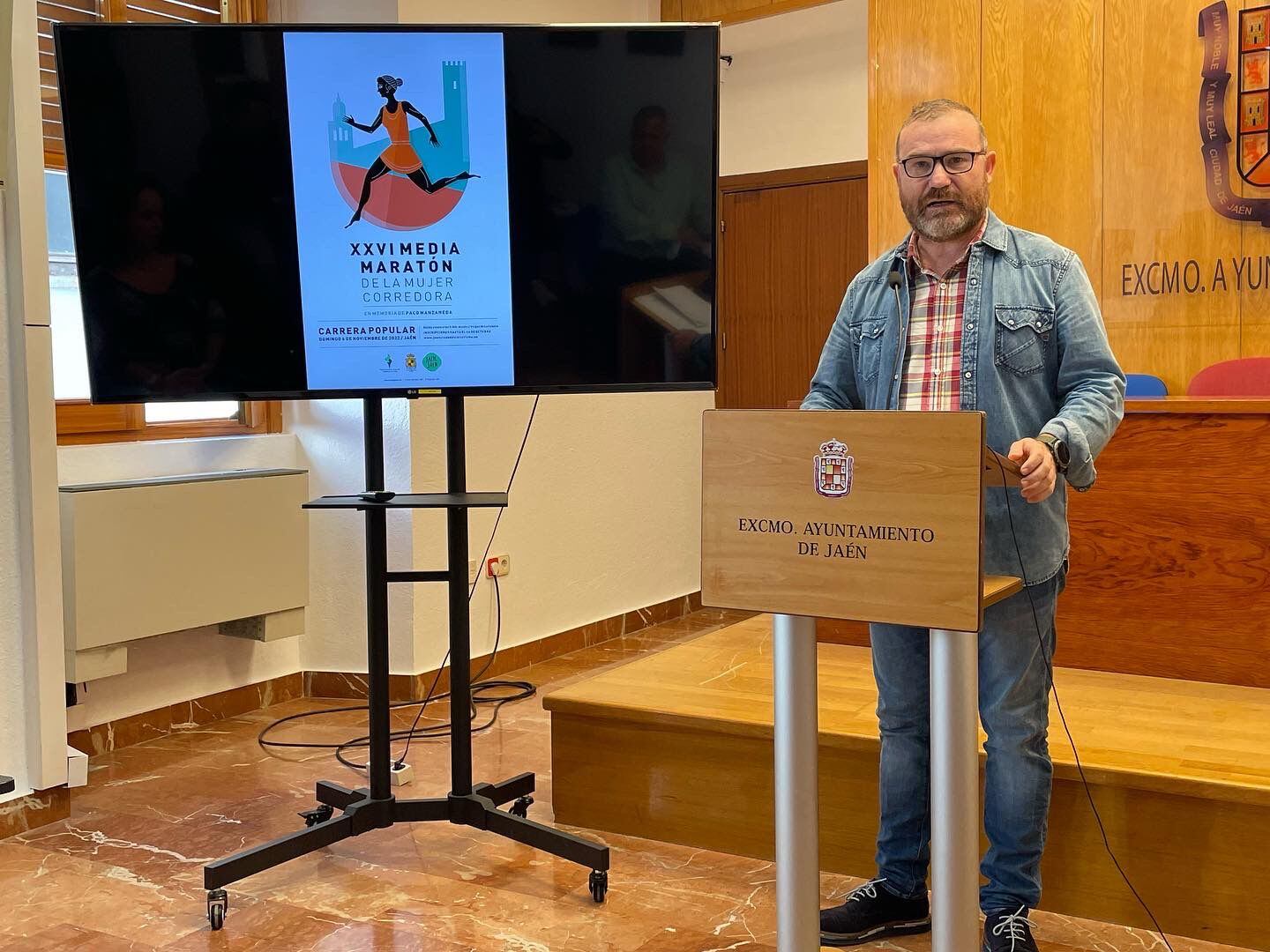 El Concejal de deportes del ayuntamiento de Jaén, Carlos Alberca, en un momento de la presentación de la carrera que se disputará el próximo domingo