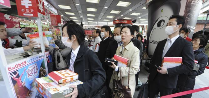 Japoneses hacen acopio de suministros en una tienda de electrodomésticos, en el centro de Tokio (Japón)