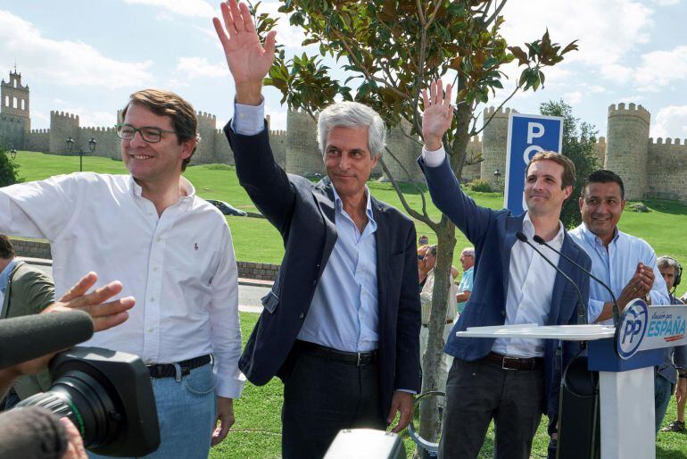 De izquierda a derecha, Alfonso Fernández Mañueco, Adolfo Suárez Illana, Pablo Casado y Carlos García