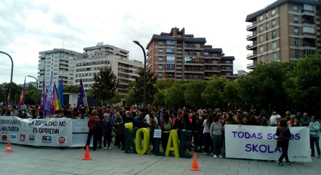 Protesta a favor del programa Skolae ante el Palacio de Justicia de Pamplona