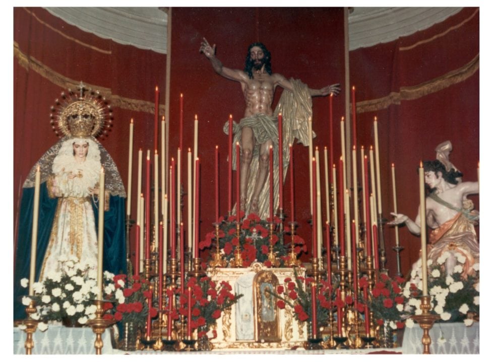 Imagen retrospectiva de los titulares de la Hermandad de la Resurrección en la capilla del Colegio La Salle de la calle San Luis