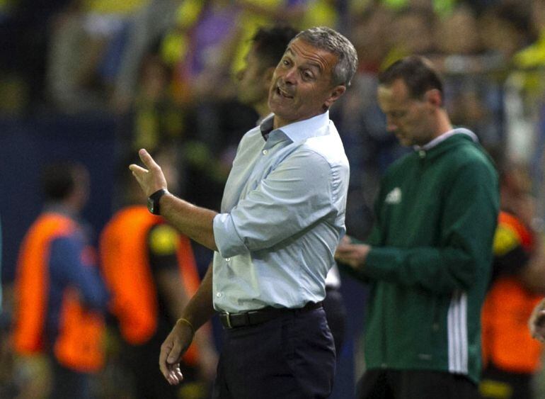 El técnico del Villarreal, Fran Escribá, durante el encuentro correspondiente a la primera jornada de la fase de grupos de la Liga Europa, que hand disputado esta noche frente al FC Zurich en el estadio del Madrigal, en Villarreal.