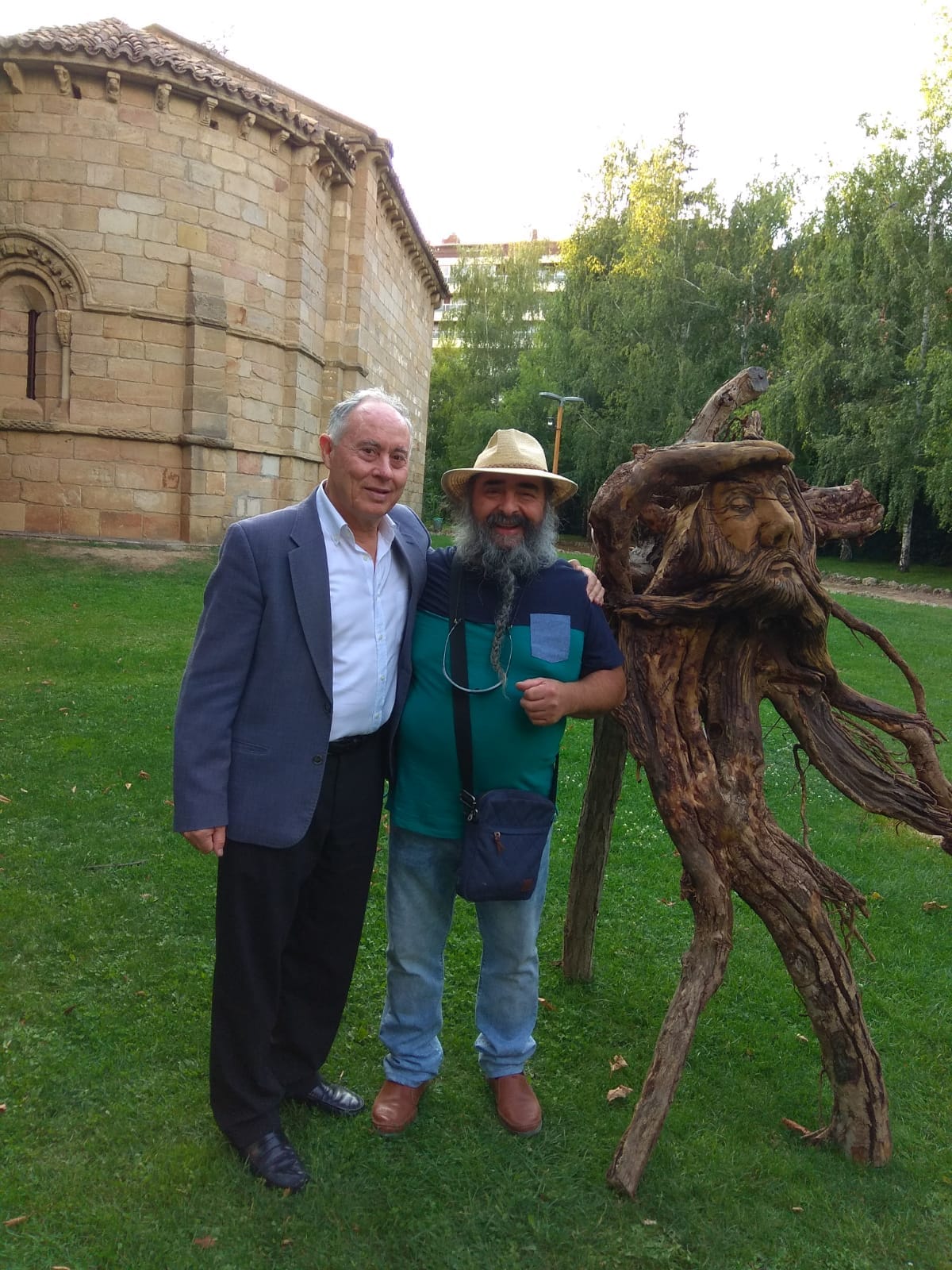 Lorenzo Duque, a la Dcha,, posa junto al ex alcalde de Palencia, Heliodoro Gallego, junto a una de sus obras