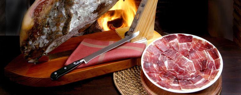 El jamón es uno de los productos más característicos de la gastronomía onubense.