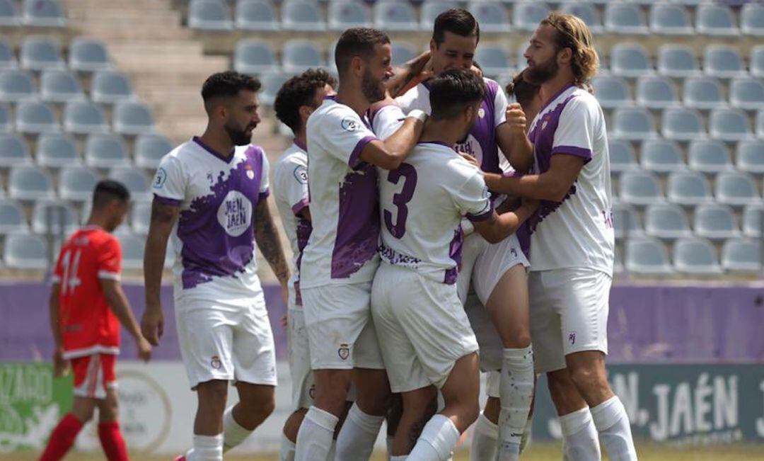 Los futbolistas del Real Jaén durante un momento del partido.