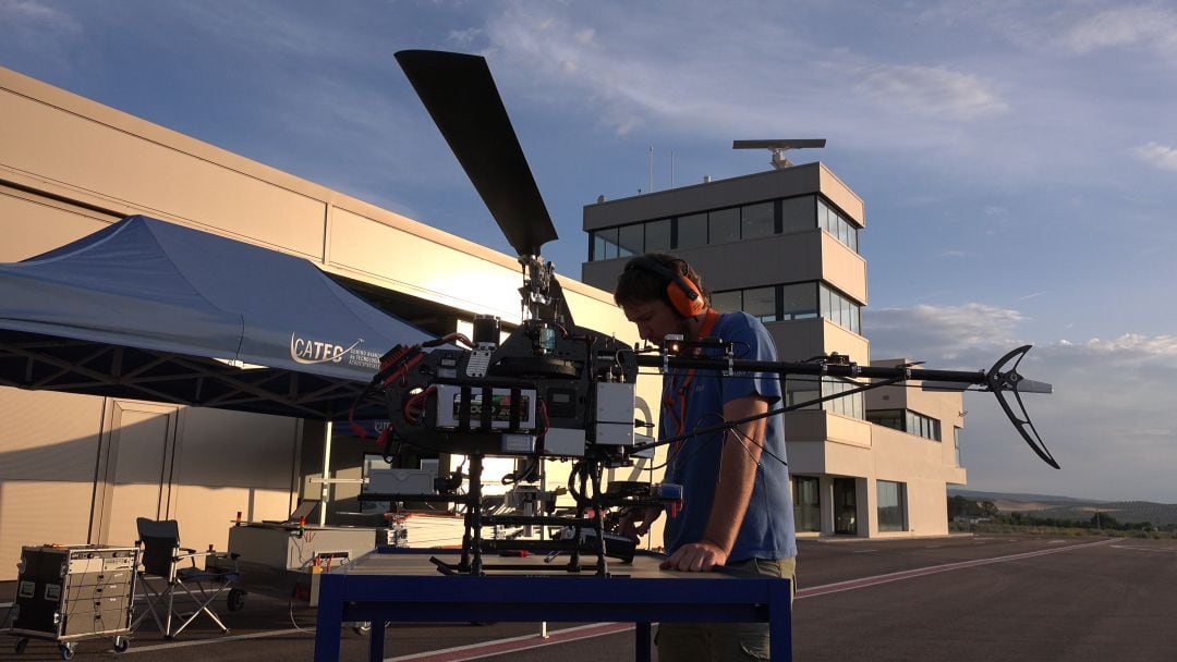 Un técnico prepara una aeronave para volar en el centro ATLAS de Villacarrillo