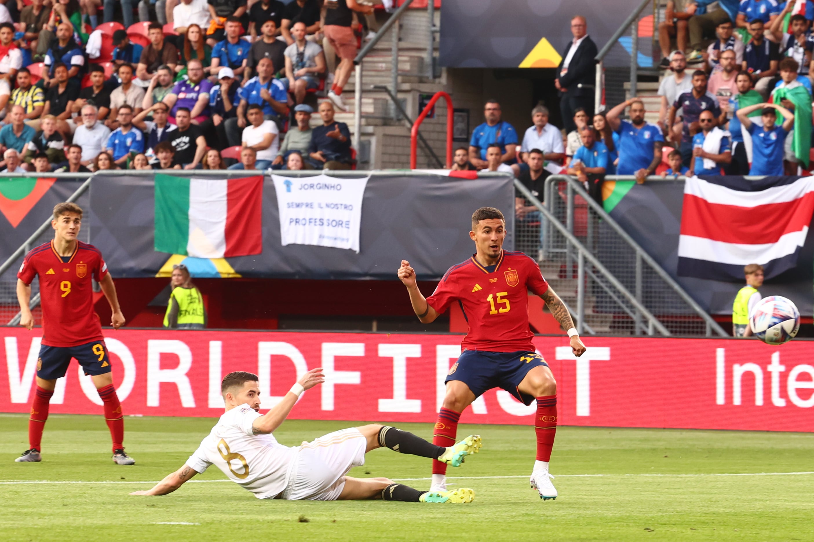 Yeremi Pino marca el primero de España ante Italia.