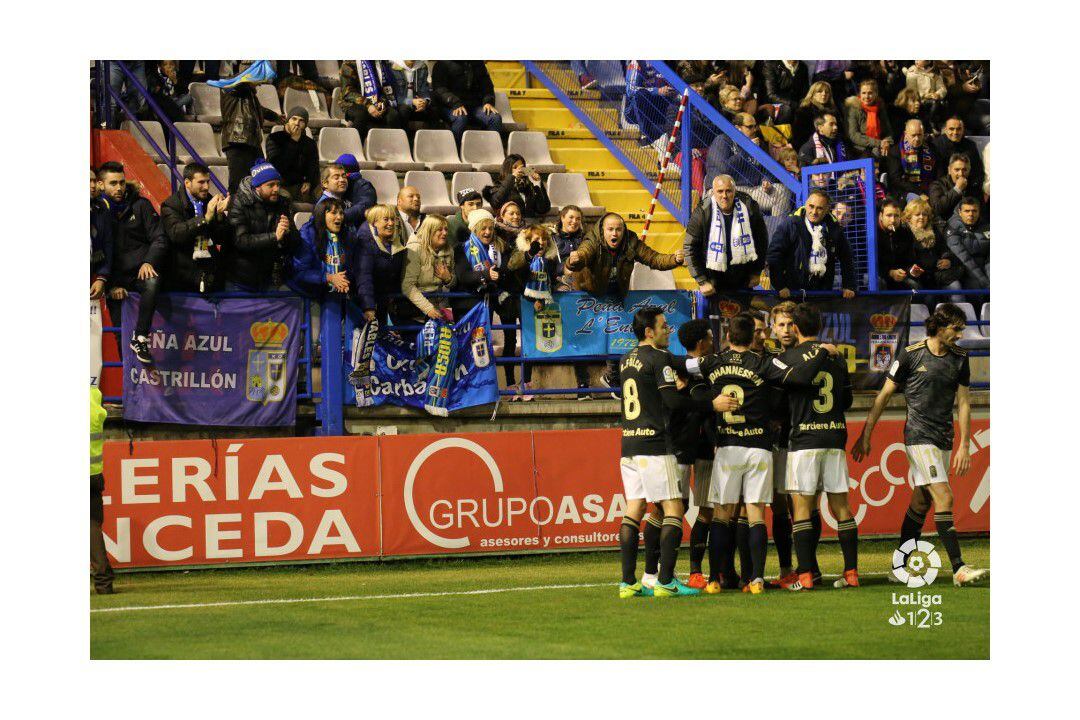 Los jugadores del Oviedo celebran el gol de Joselu junto a los aficionados azules desplazados hasta Almendralejo.