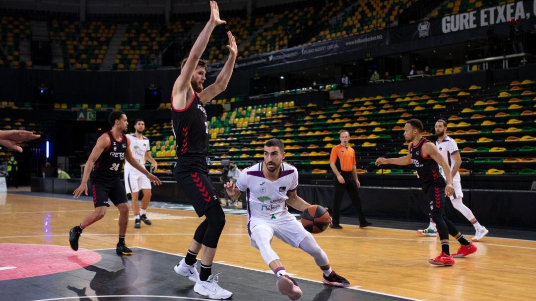 Jaime Fernández intenta superar a un jugador del Bilbao