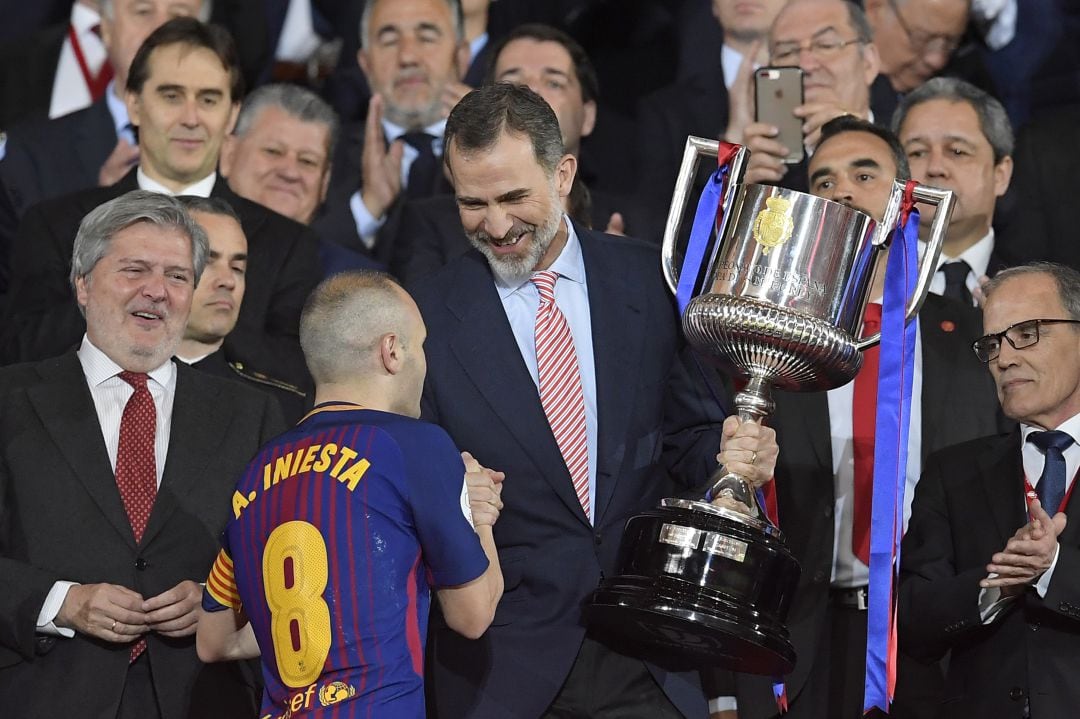 El rey Felipe entrega la Copa del Rey de la temporada pasada a Andrés Iniesta.