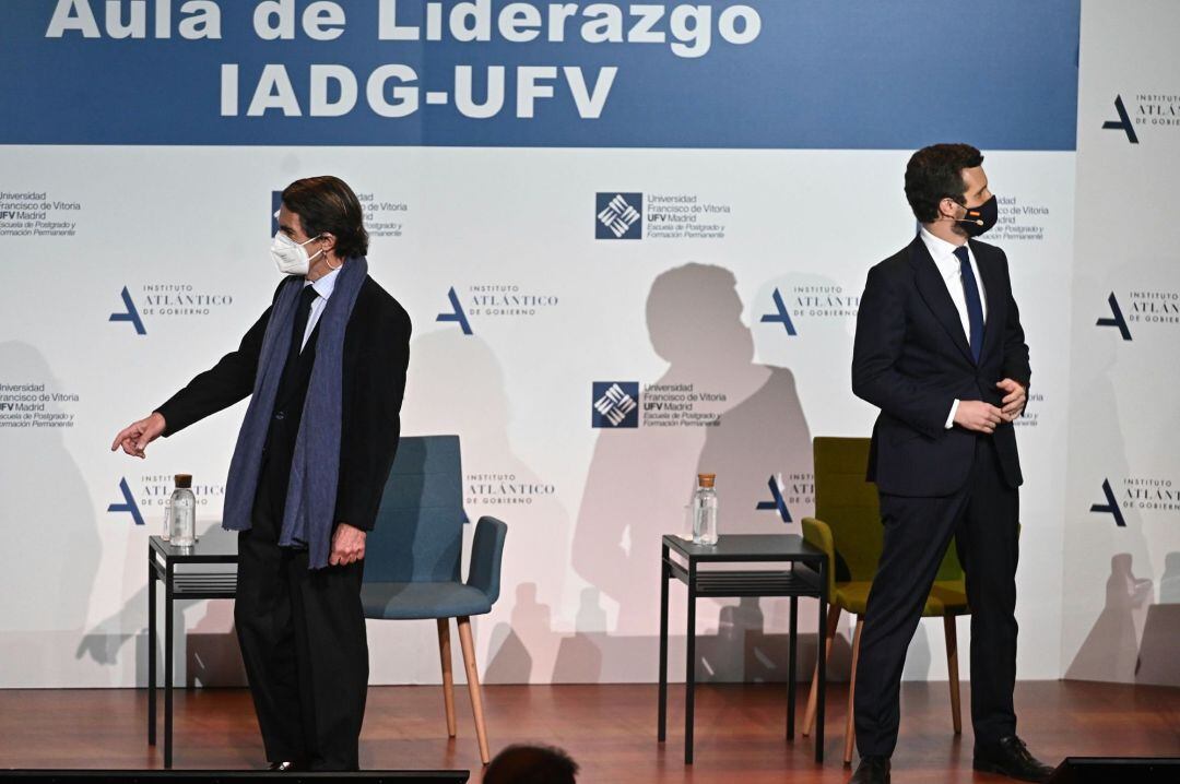 El expresidente del Gobierno José María Aznar (i) conversa con el presidente del PP, Pablo Casado, en el coloquio &quot;España, Constitución y libertad. 1996-2004,.