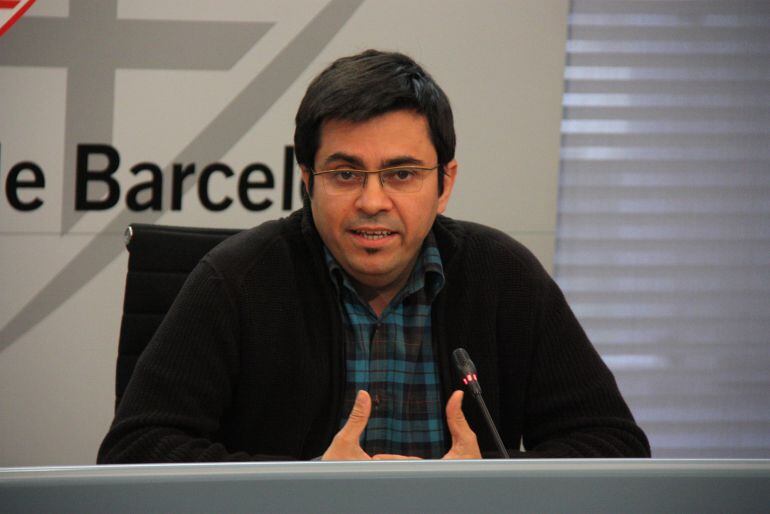 El primer tinent d'alcalde de l'Ajuntament de Barcelona, Gerardo Pisarello, en roda de premsa per valorar el 'no' de la CUP a la modificació pressupostària