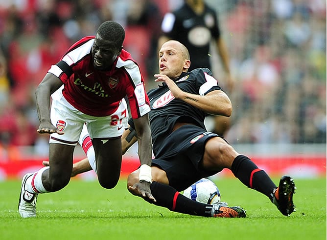 Heitinga intenta evitar una juega de peligro del Arsenal