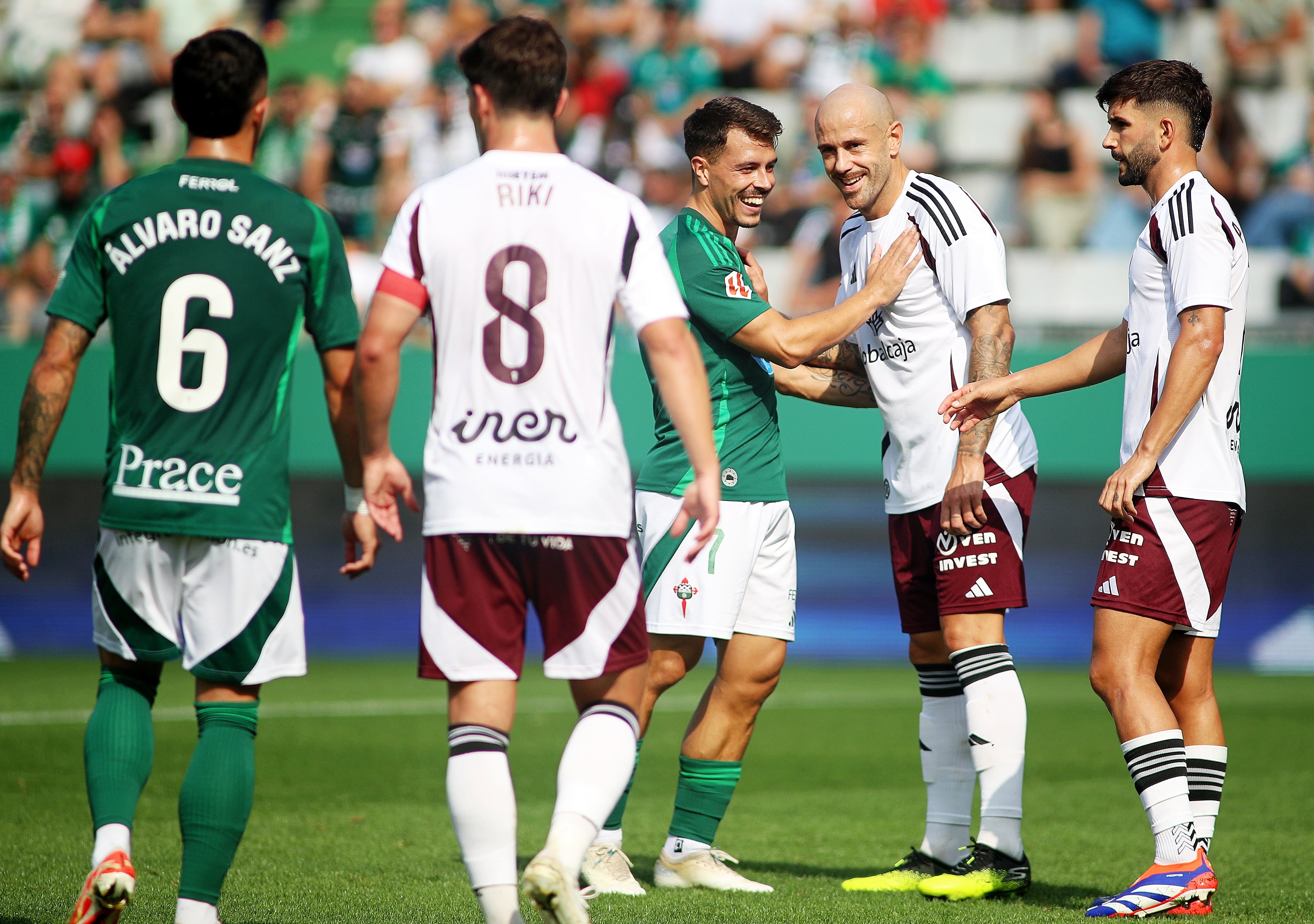 Chiki y el exracinguista Jon García, en una imagen del Racing-Albacete en A Malata (foto: Raúl Lomba / Cadena SER)