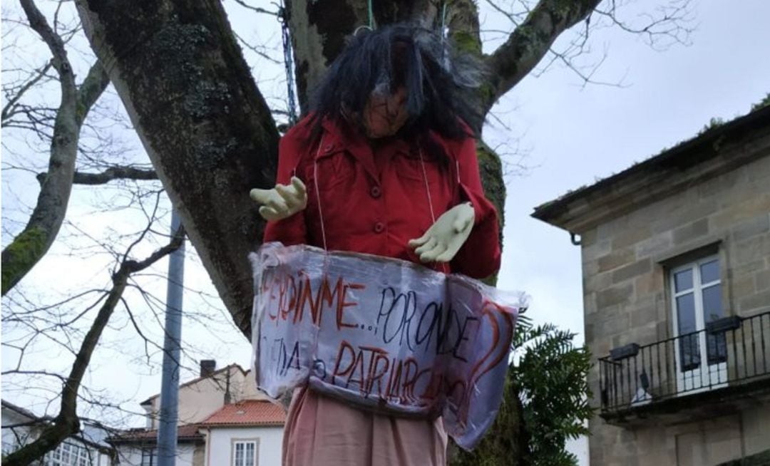 La muñeca ahorcada con la cara de Carmen Calvo.