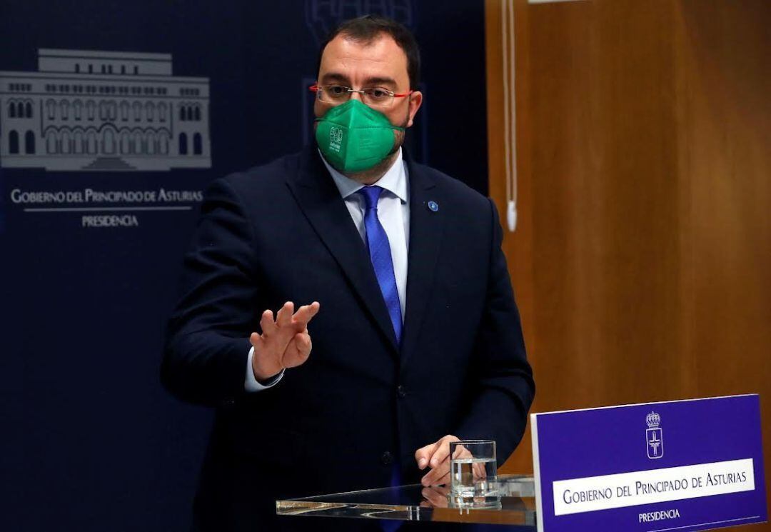 Adrián Barbón durante una intervención ante los medios.