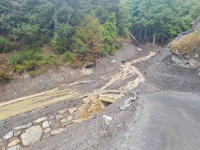 Los arrastres desde la montaña cortan el acceso a Peñalba otra vez 