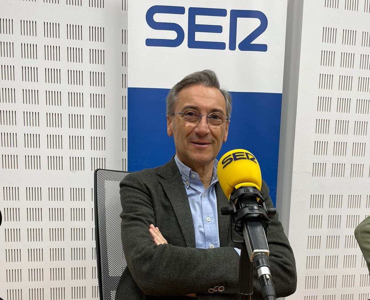 Gabriel Rojas, hermano mayor de la Hermandad del Rocío de Sevilla, en el estudio de Cruz de Guía