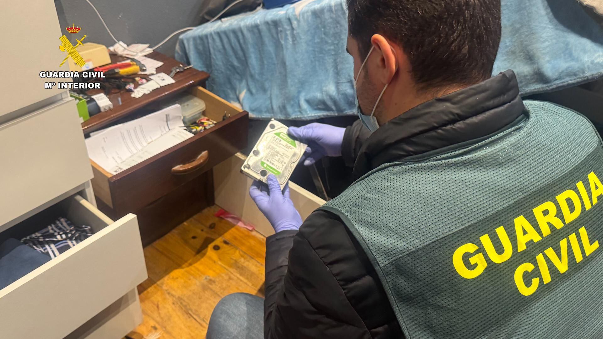 BILBAO, 31/05/2025.- La Guardia Civil ha detenido en Bilbao a un varón por un delito de corrupción de menores relacionado con pornografía infantil tras hallar en su domicilio imágenes y vídeos con contenido pedófilo en los que aparecían menores de edad, incluidos bebés. EFE/Guardia Civil/***SOLO USO EDITORIAL/SOLO DISPONIBLE PARA ILUSTRAR LA NOTICIA QUE ACOMPAÑA (CRÉDITO OBLIGATORIO)***