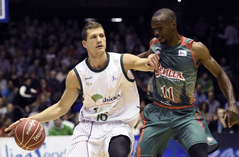 Nedovic sube el balón ante Anderson en el partido de Sevilla