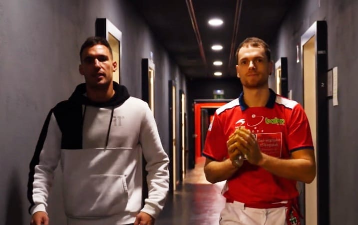 Unai García junto a Laso en el Navarra Arena en el vídeo del anuncio de su renovación con Osasuna