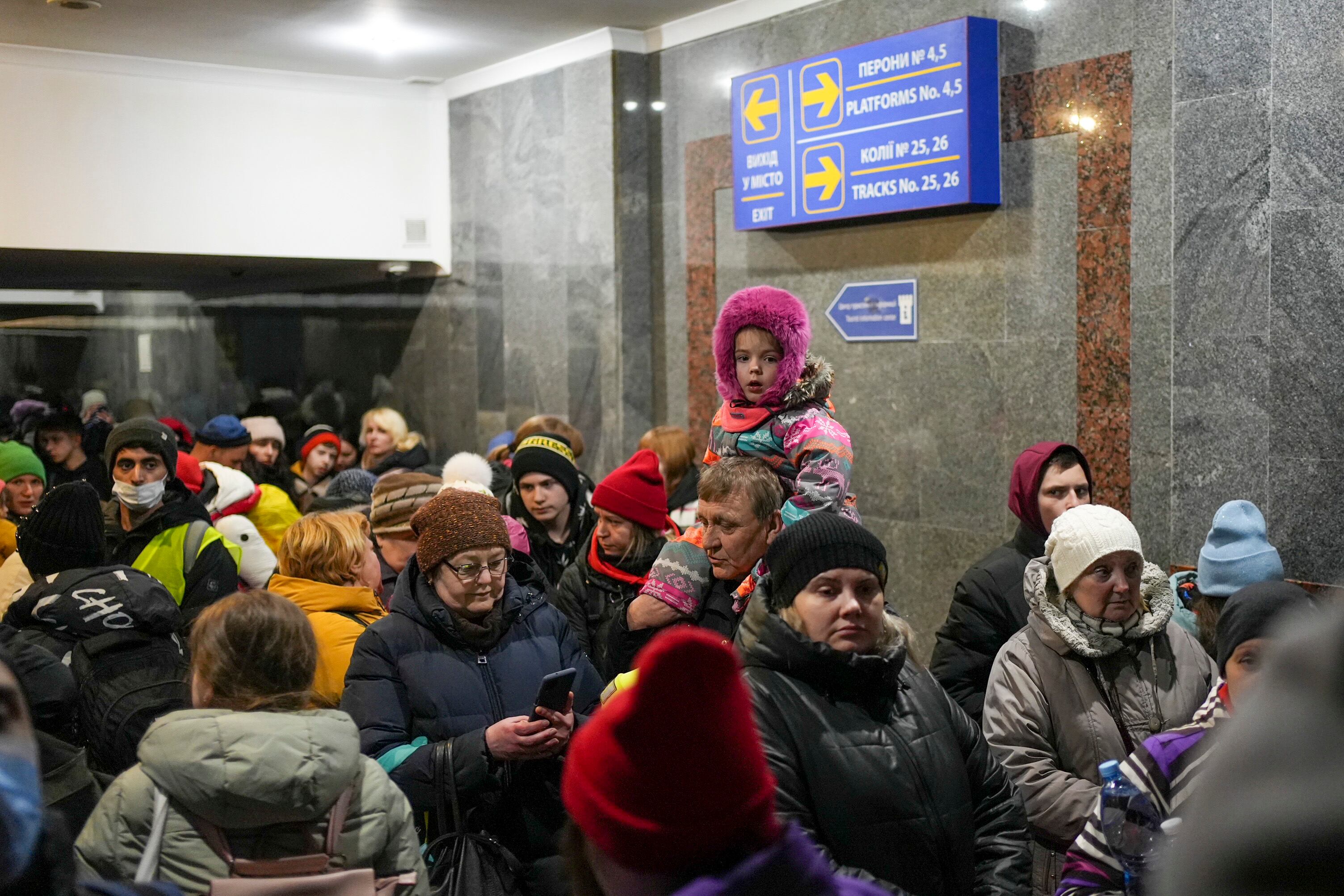 LVIV, 01/03/2022.-Numerosas personas esperan en la estación Central de Lviv este martes, desde la que abandonan Ucrania en tren a Polonia.-EFE/Borja Sánchez-Trillo
