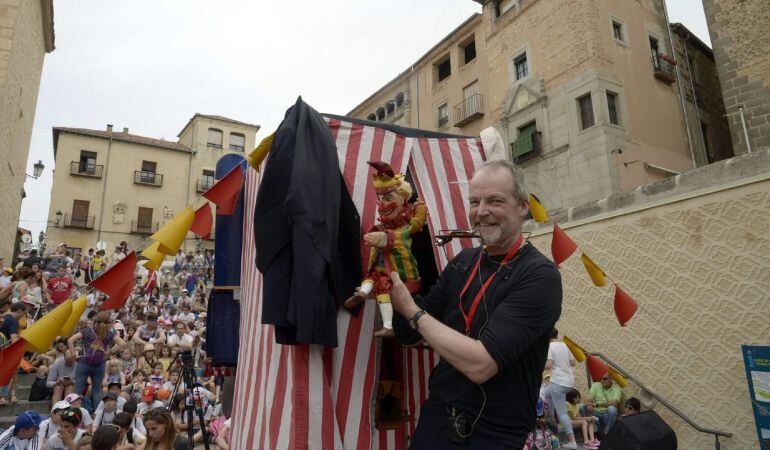 Rod Burnett, uno de los maestros del Punch & Judy, representante del teatro tradicional de títeres de guante del Reino Unido, muestra una de sus marionetas antes de protagonizar la primera actuación de calle que abre el Festival Internacional de Títeres d