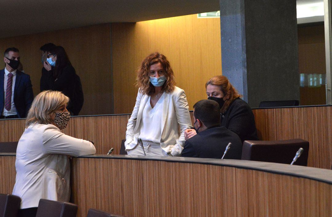 La ministra de Medi Ambient, Agricultura i Sostenibilitat, Sílvia Calvó, conversa amb consellers abans de la sessió, entre els quals Oliver Alís.