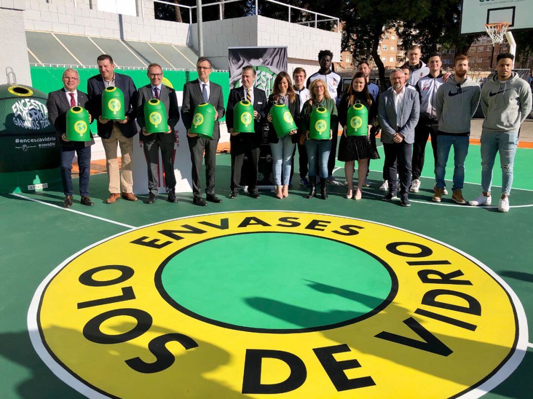 Imagen de la inauguración de la pista de baloncesto de vidrio