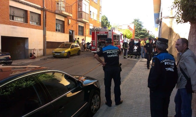 Miembros de la Policía Local de Teruel y del cuerpo de Bomberos desplazados al lugar de la explosión