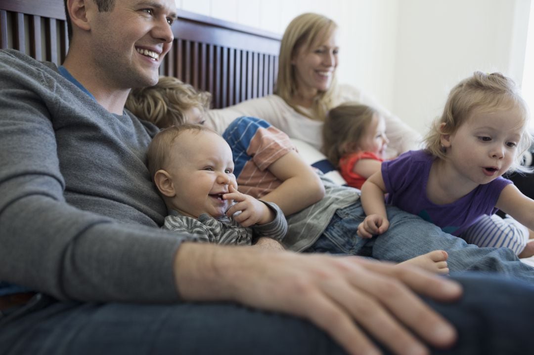 Una familia con cuatro hijos. Imagen de archivo