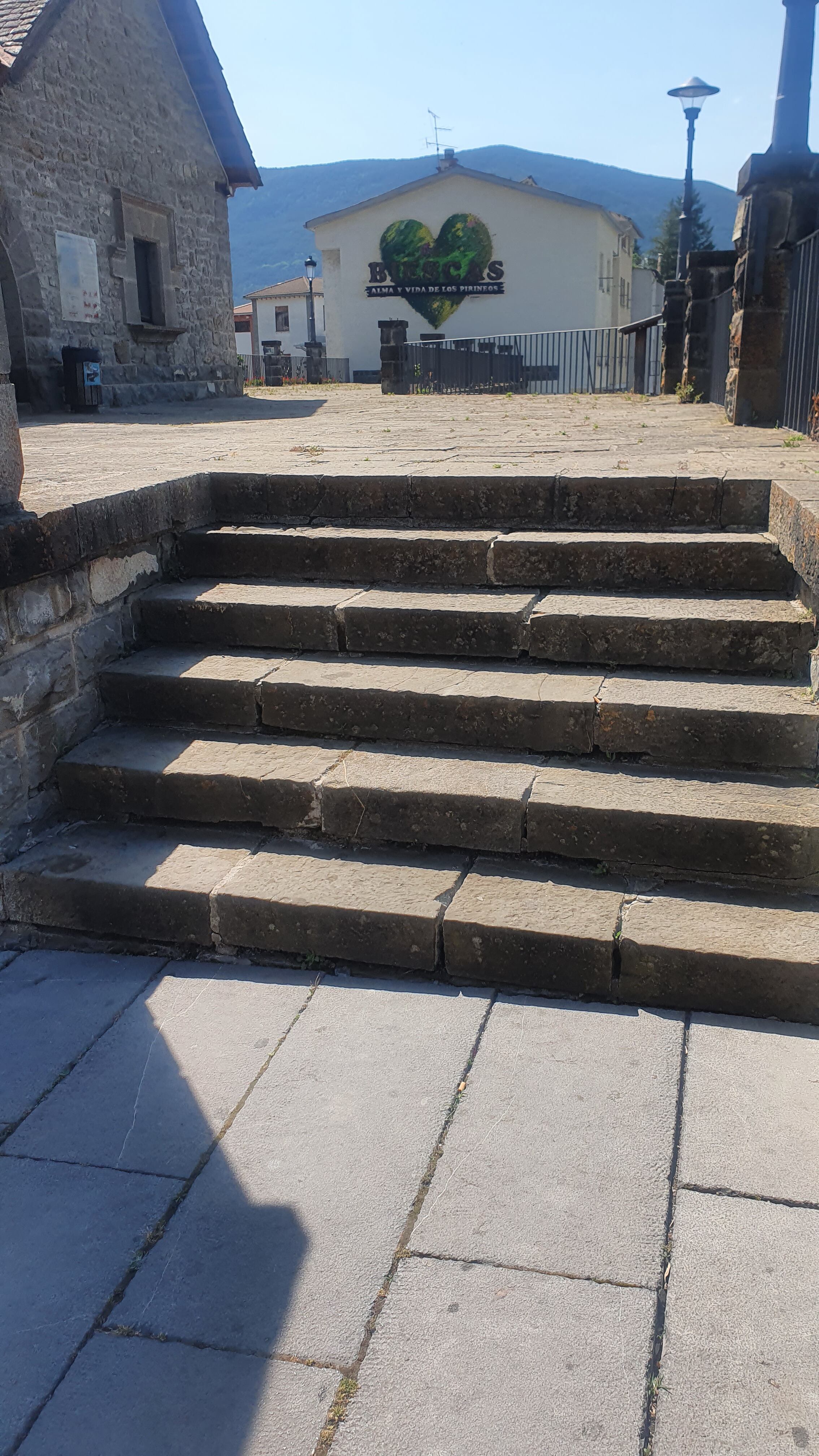 Acceso, mediante escaleras, a la oficina de turismo de Biescas