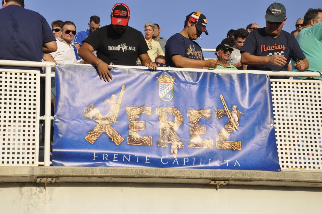 Aficionados del Xerez CD en la grada de La Granja