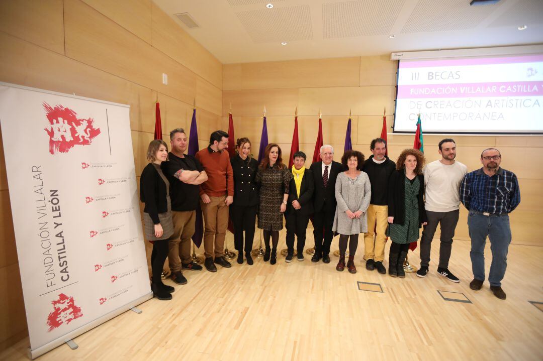 La presidenta de las Cortes posa con los becados de la Fundación Villalar en las nueve provicncias de Castilla y León