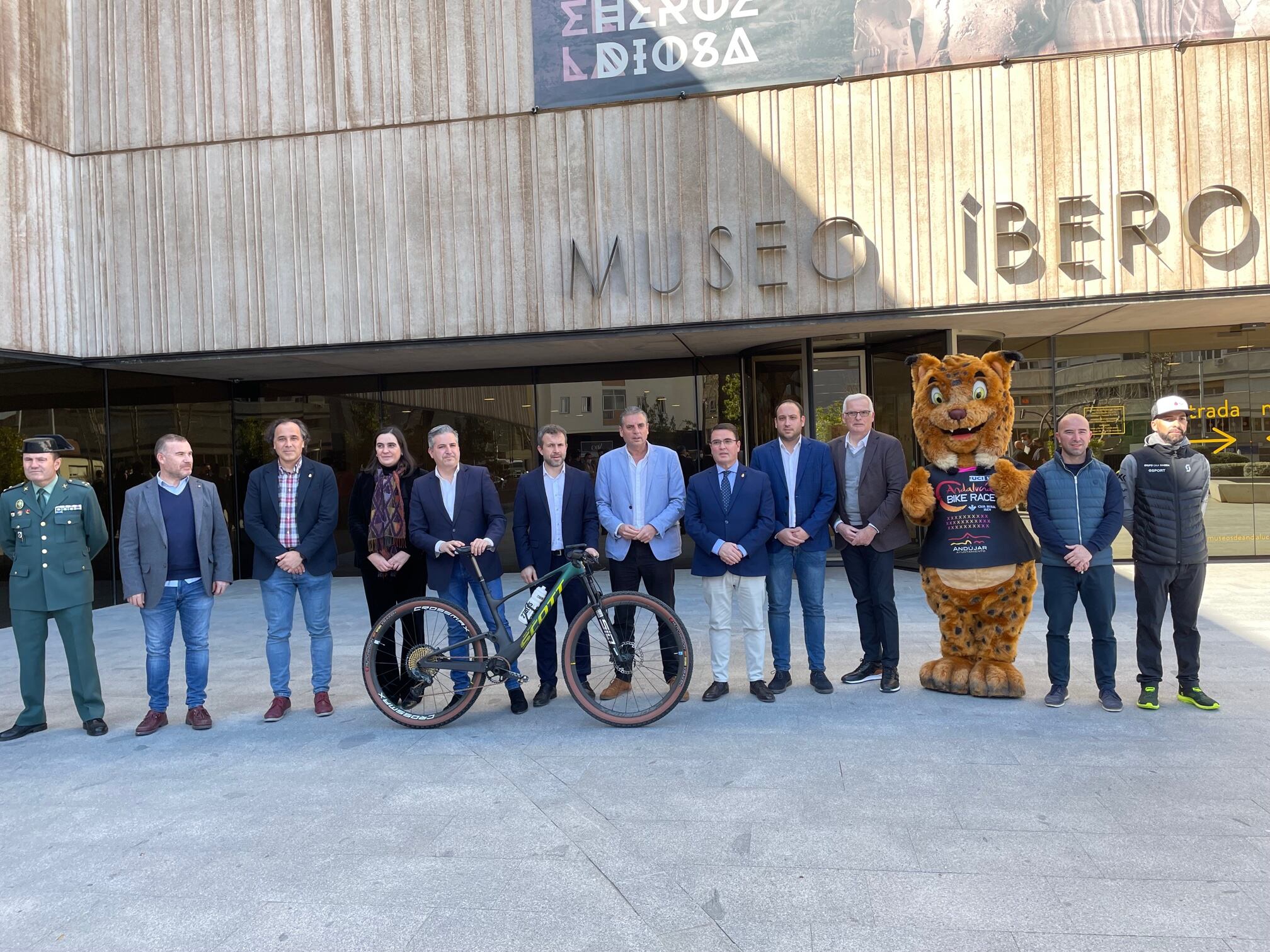 Los organizadores de la Andalucía Bike Race antes de iniciarse la presentación que ha tenido lugar en el Museo íbero de Jaén.