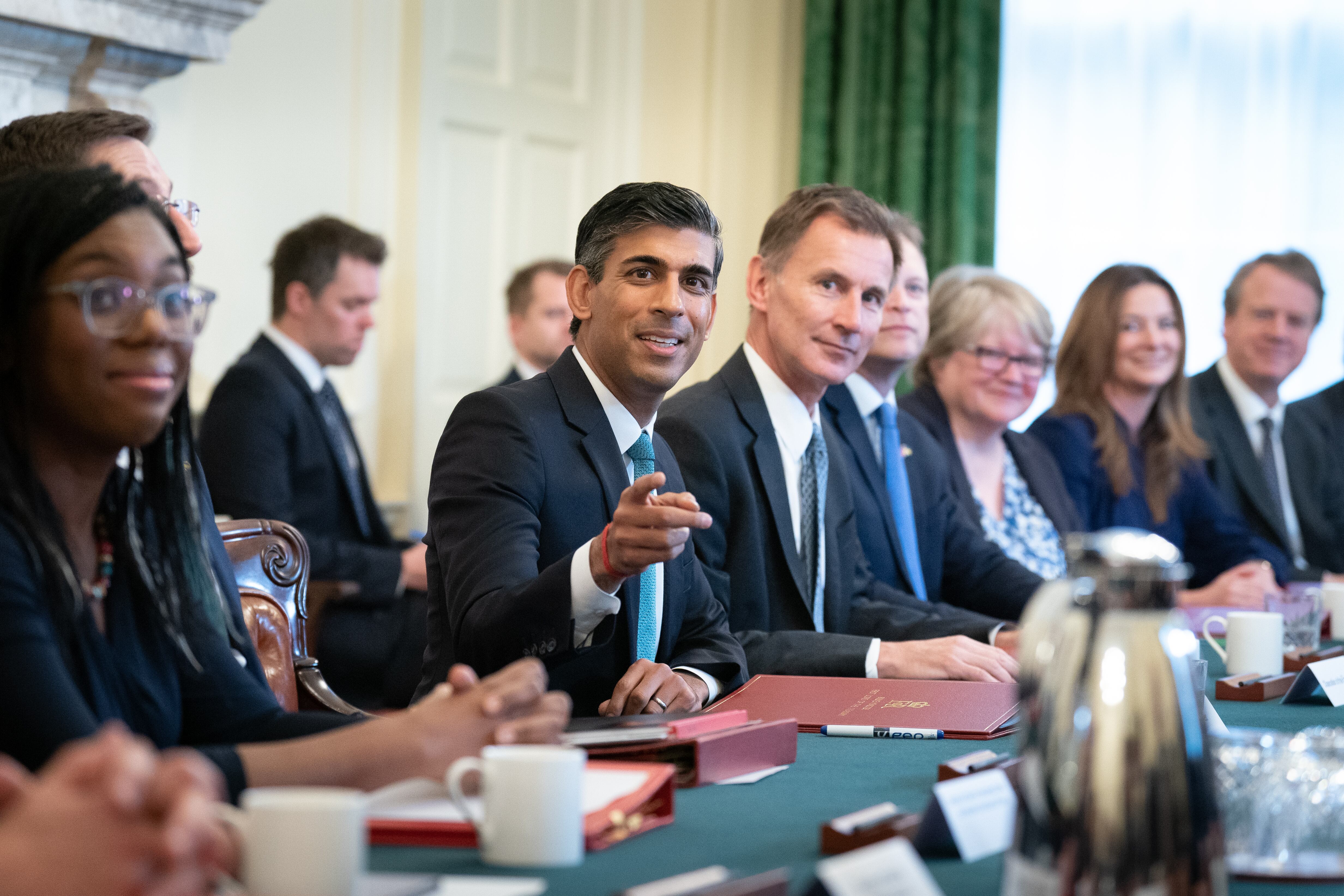 El primer ministro de Reino Unido, Rishi Sunak, junto al ministro de Finanzas, Jeremy Hunt, durante la primera reunión del nuevo ejecutivo inglés, el pasado 26 de octubre en Londres