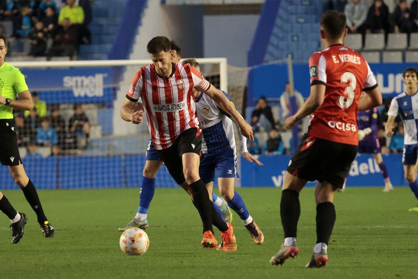 Markel Lozano fue titular en el eje de la zaga junto a David Fernández / UD Logroñés