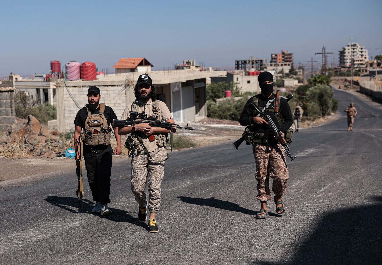 Las fuerzas de seguridad sirias se despliegan en medio de los enfrentamientos en curso en la ciudad sureña de Al Sueida.