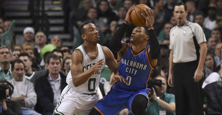 Russell Westbrook protege el balón ante Avery Bradley